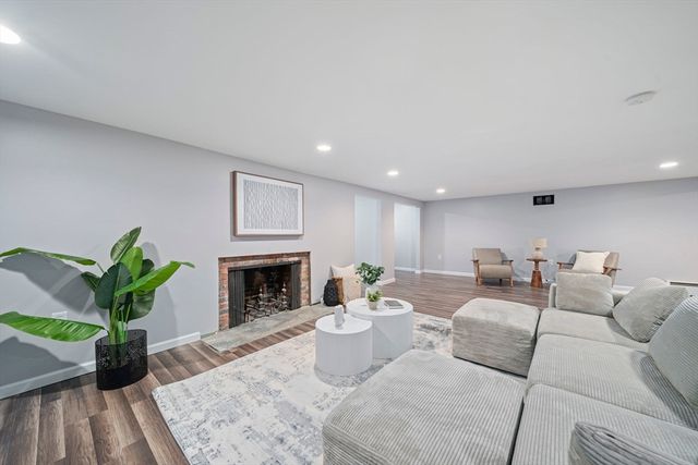 8 Conway Lane, Foxboro, MA 02035