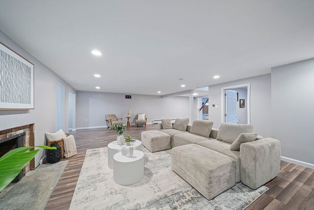 8 Conway Lane, Foxboro, MA 02035