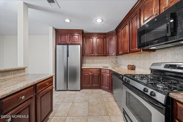 8 Deptford Court 6, Freehold, NJ 07728