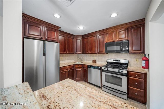 8 Deptford Court 6, Freehold, NJ 07728