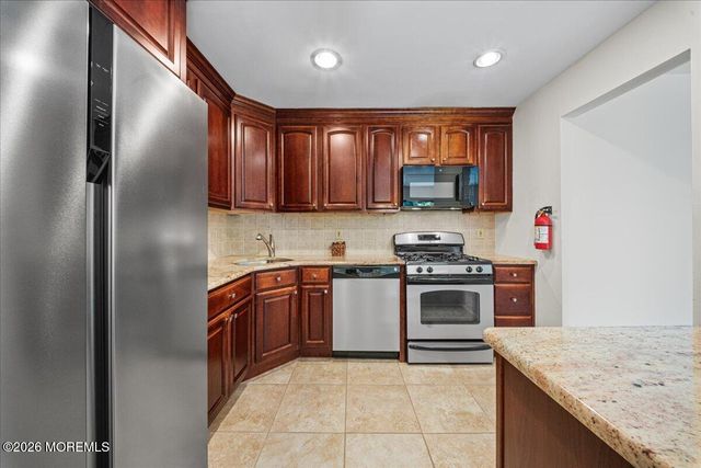 8 Deptford Court 6, Freehold, NJ 07728