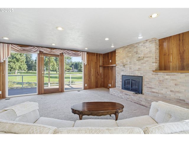 2040 N COUNTRY CLUB Dr, Canby, OR 97013