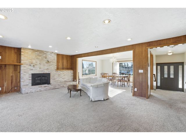 2040 N COUNTRY CLUB Dr, Canby, OR 97013