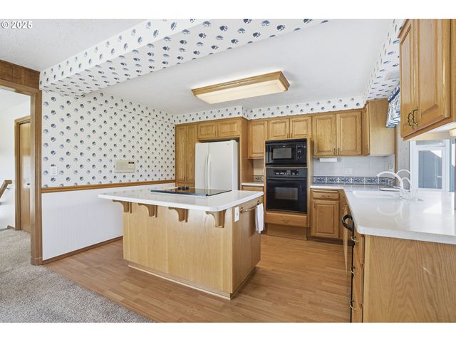 2040 N COUNTRY CLUB Dr, Canby, OR 97013