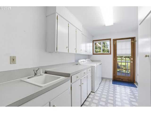 2040 N COUNTRY CLUB Dr, Canby, OR 97013