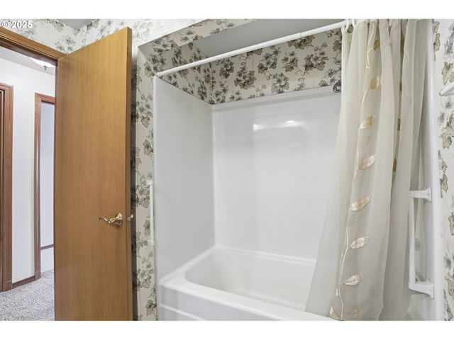 2040 N COUNTRY CLUB Dr, Canby, OR 97013