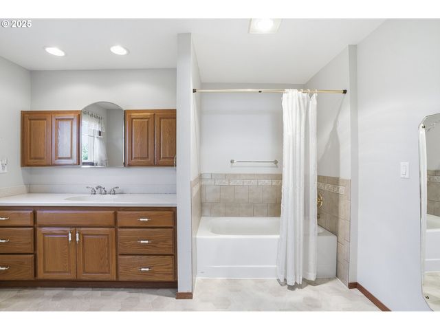 2040 N COUNTRY CLUB Dr, Canby, OR 97013