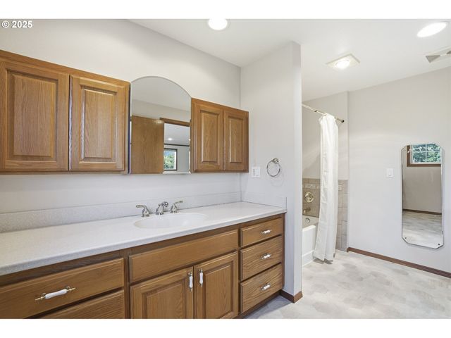 2040 N COUNTRY CLUB Dr, Canby, OR 97013