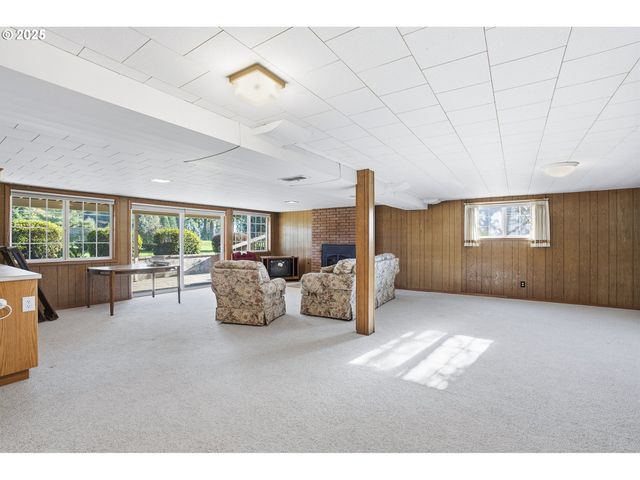 2040 N COUNTRY CLUB Dr, Canby, OR 97013