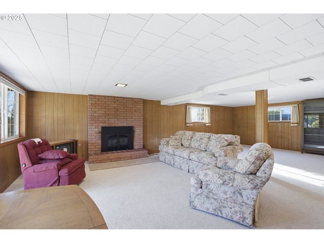 2040 N COUNTRY CLUB Dr, Canby, OR 97013