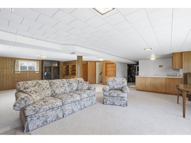 2040 N COUNTRY CLUB Dr, Canby, OR 97013