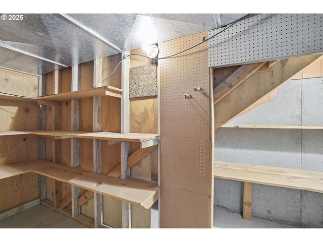 2040 N COUNTRY CLUB Dr, Canby, OR 97013