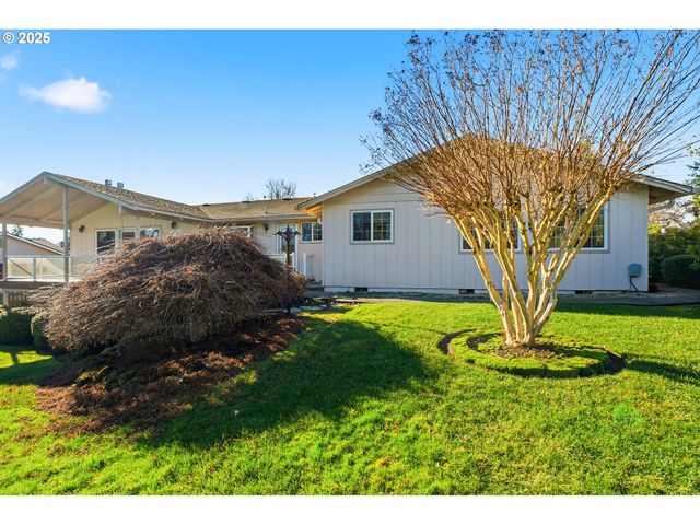 2040 N COUNTRY CLUB Dr, Canby, OR 97013