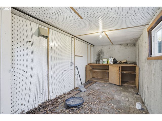 2040 N COUNTRY CLUB Dr, Canby, OR 97013