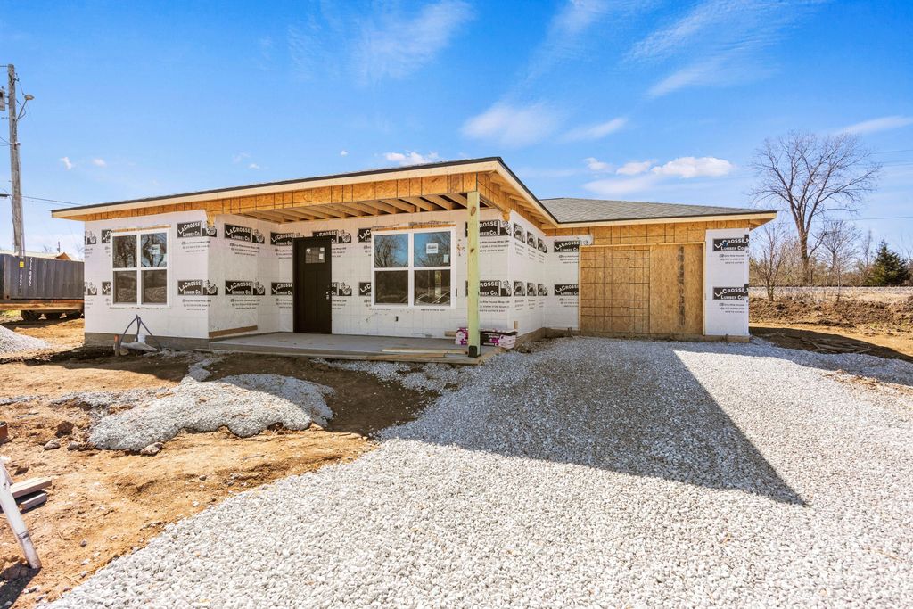 1338 E BIAS LN, Centralia, MO 65240