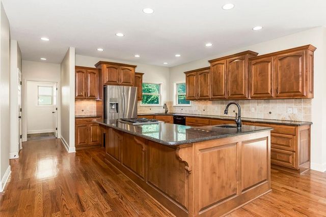 875 Clearview Drive, Lansing, KS 66043