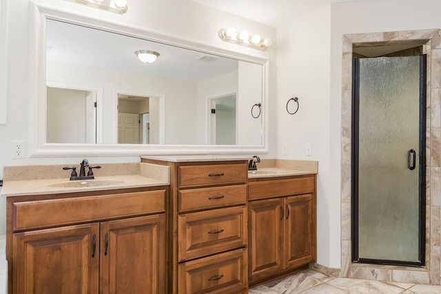 875 Clearview Drive, Lansing, KS 66043