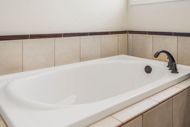 875 Clearview Drive, Lansing, KS 66043