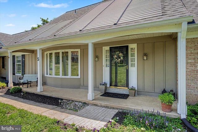 5 TENBY CHASE DR, Newark, DE 19711