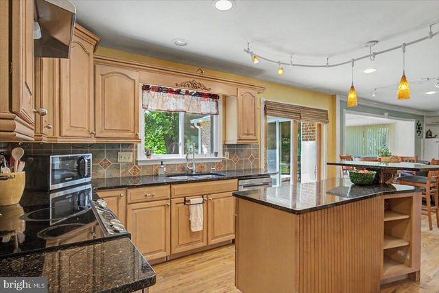 5 TENBY CHASE DR, Newark, DE 19711