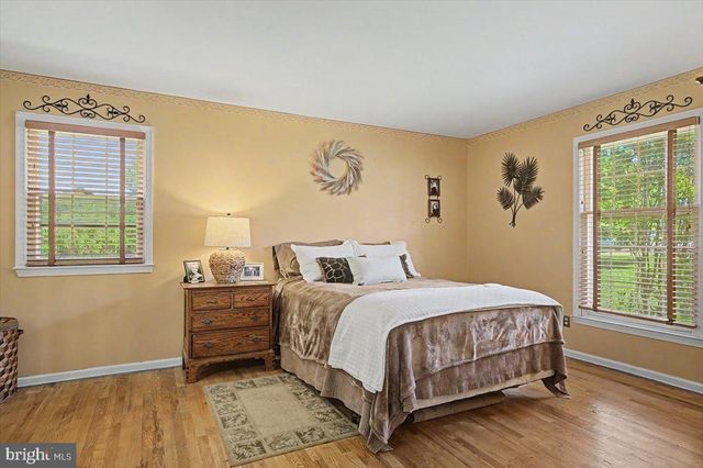 5 TENBY CHASE DR, Newark, DE 19711