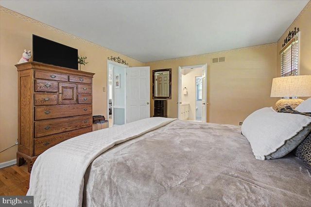 5 TENBY CHASE DR, Newark, DE 19711