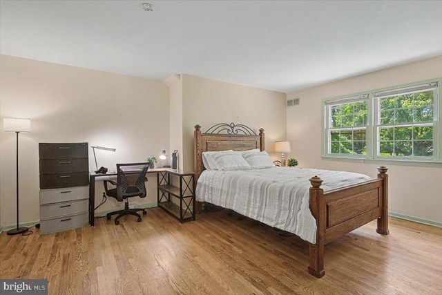 5 TENBY CHASE DR, Newark, DE 19711