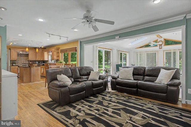 5 TENBY CHASE DR, Newark, DE 19711