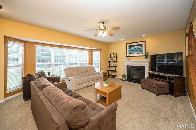 1048 Pierpoint Lane, St Charles, MO 63303