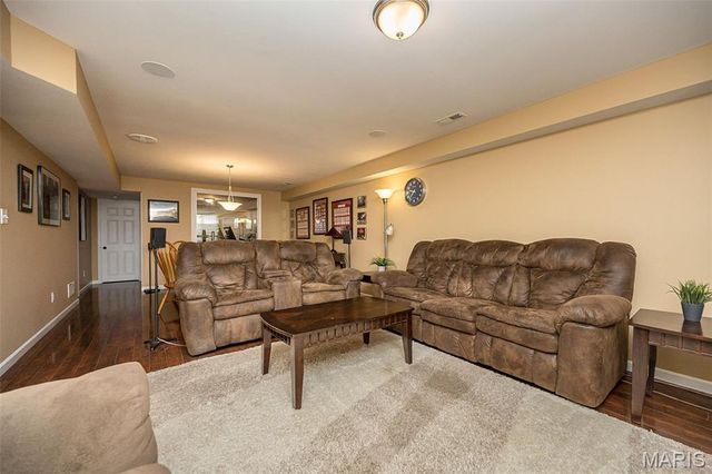 1048 Pierpoint Lane, St Charles, MO 63303