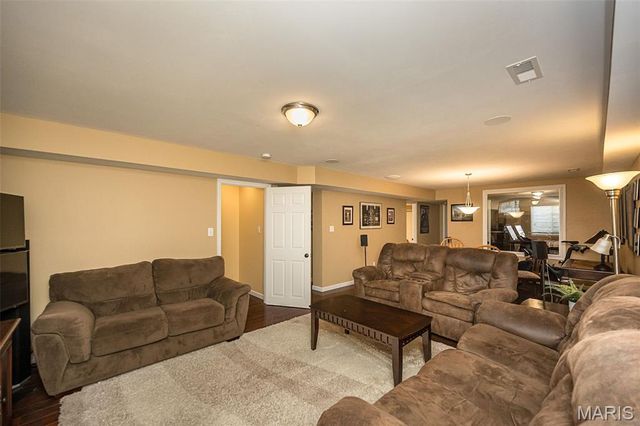 1048 Pierpoint Lane, St Charles, MO 63303