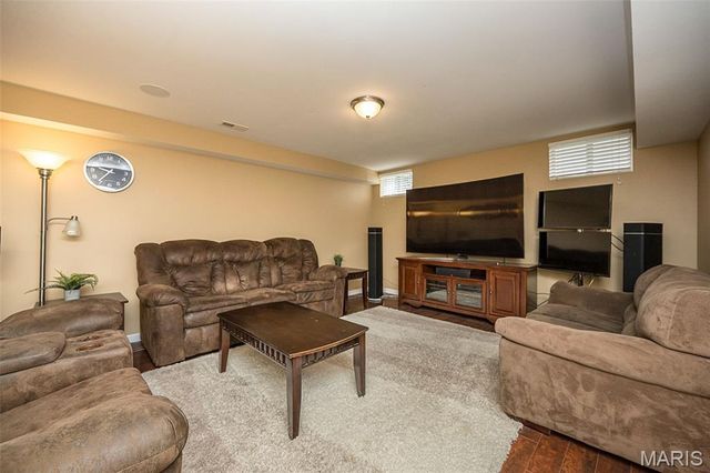1048 Pierpoint Lane, St Charles, MO 63303
