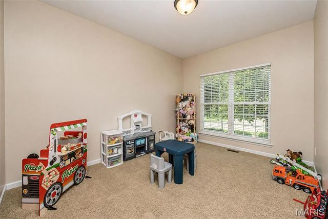 1048 Pierpoint Lane, St Charles, MO 63303