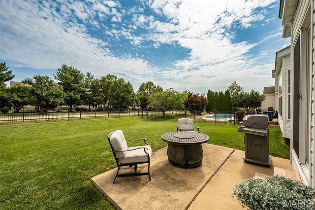 1048 Pierpoint Lane, St Charles, MO 63303