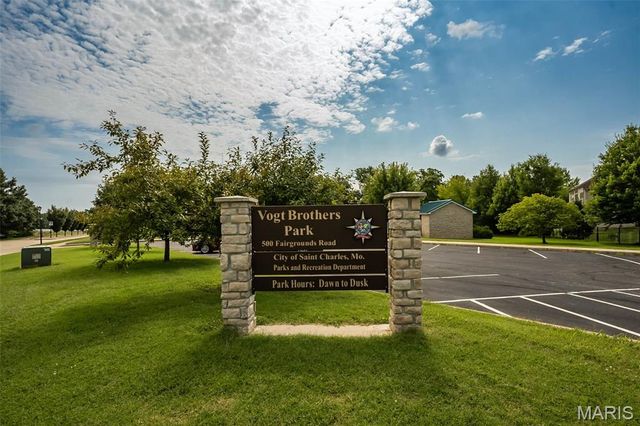 1048 Pierpoint Lane, St Charles, MO 63303