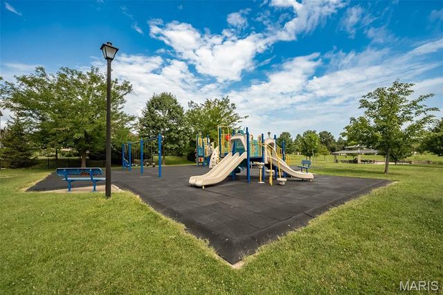 1048 Pierpoint Lane, St Charles, MO 63303
