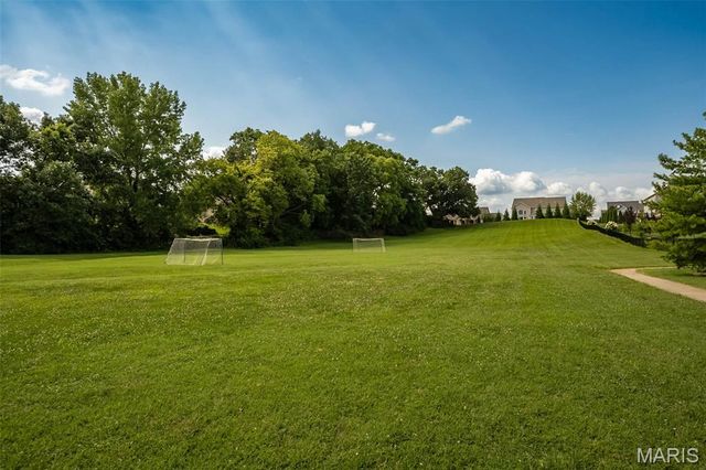 1048 Pierpoint Lane, St Charles, MO 63303