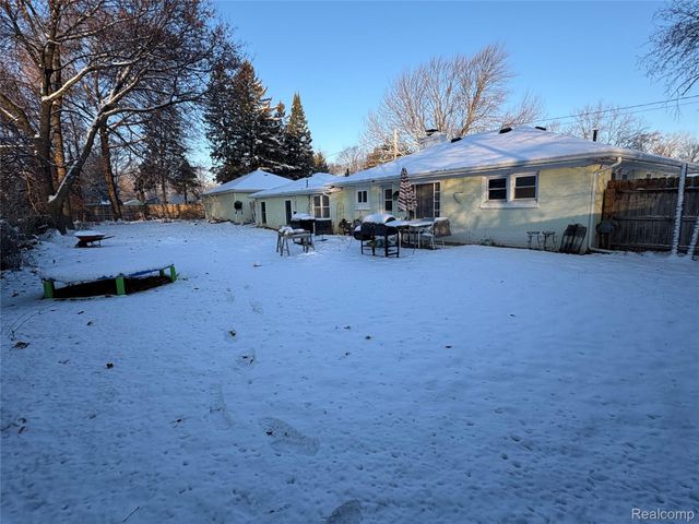 2374 Bradford Drive, Grand Blanc, MI 48507