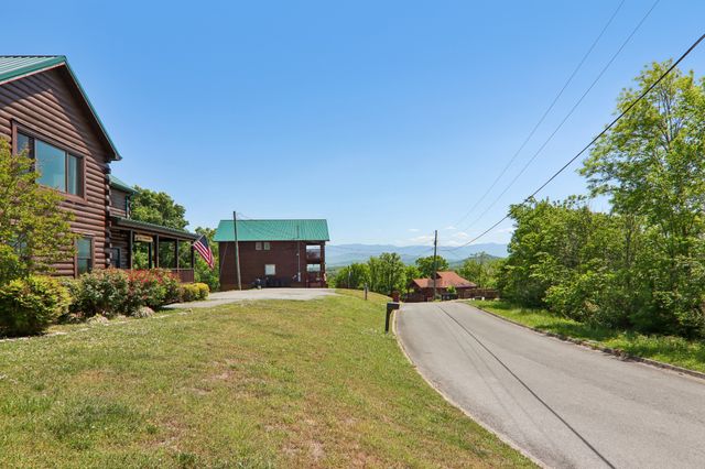 2043 Oakmont Dr, Sevierville, TN 37876