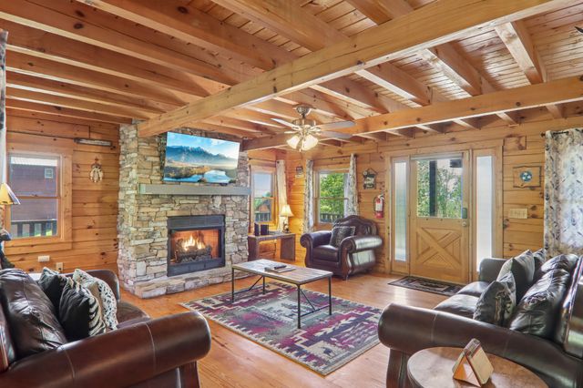 2043 Oakmont Dr, Sevierville, TN 37876