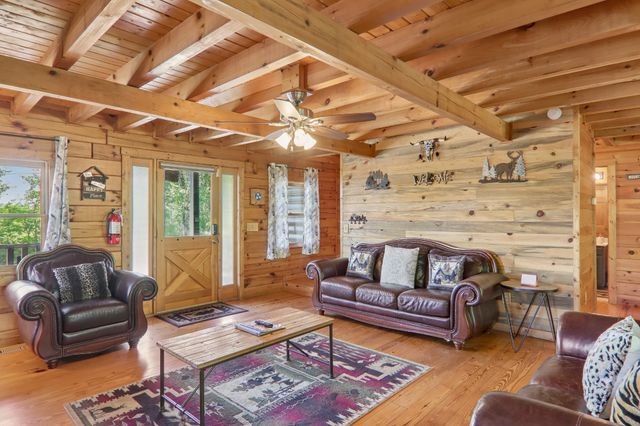 2043 Oakmont Dr, Sevierville, TN 37876