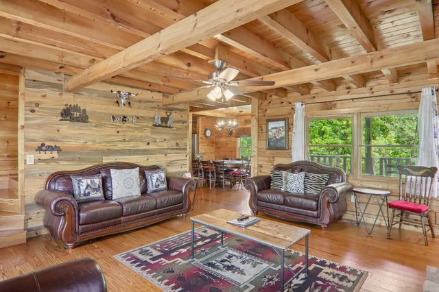 2043 Oakmont Dr, Sevierville, TN 37876