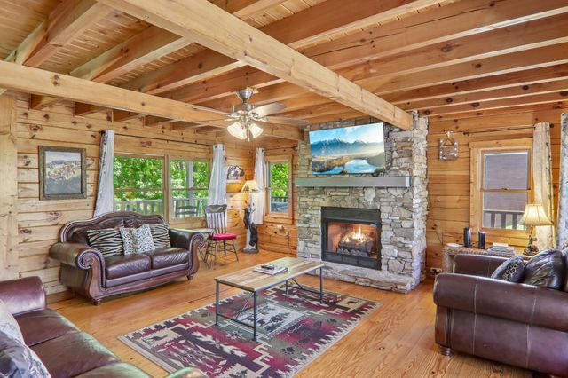 2043 Oakmont Dr, Sevierville, TN 37876