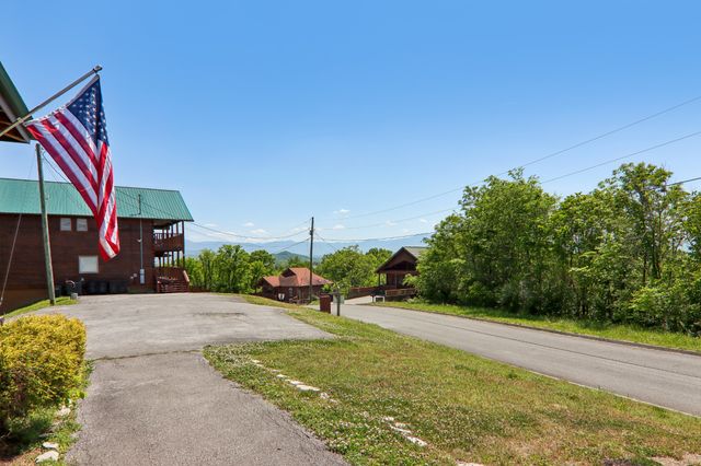 2043 Oakmont Dr, Sevierville, TN 37876