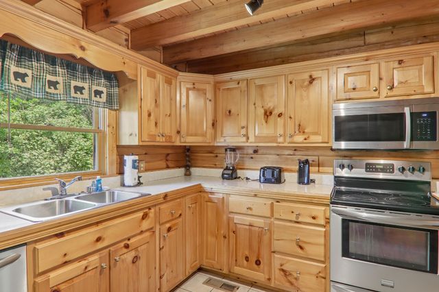 2043 Oakmont Dr, Sevierville, TN 37876