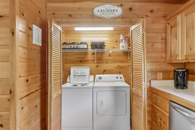 2043 Oakmont Dr, Sevierville, TN 37876