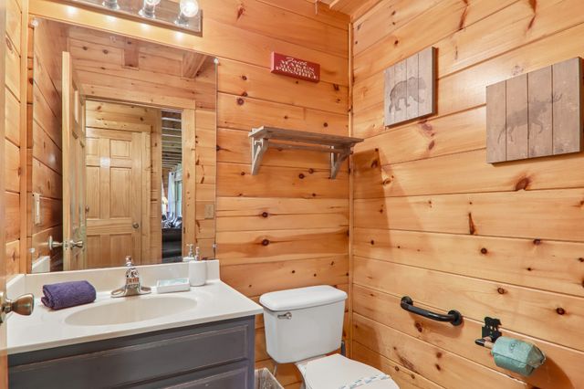 2043 Oakmont Dr, Sevierville, TN 37876