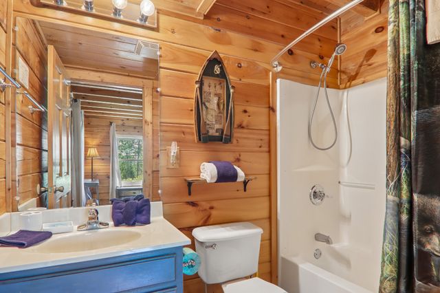 2043 Oakmont Dr, Sevierville, TN 37876