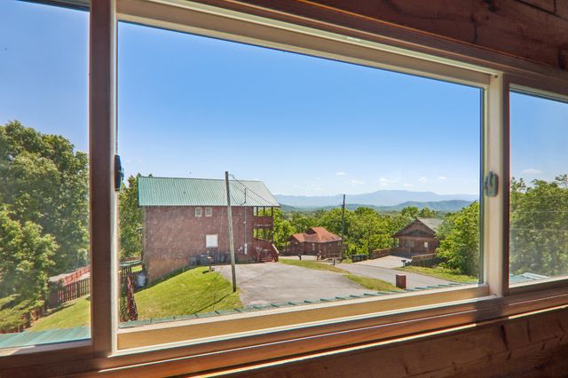 2043 Oakmont Dr, Sevierville, TN 37876
