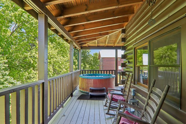 2043 Oakmont Dr, Sevierville, TN 37876